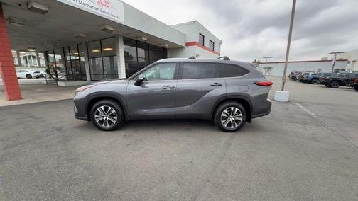 Magnetic Gray Metallic 2021 Toyota Highlander XLE