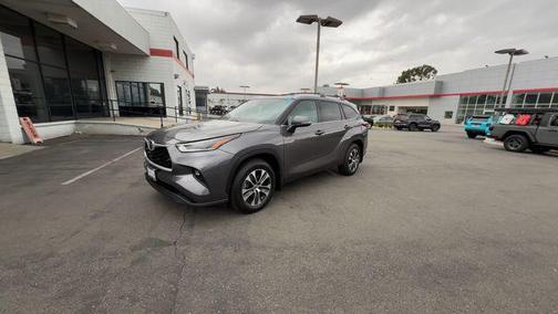 Magnetic Gray Metallic 2021 Toyota Highlander XLE
