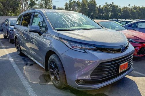 2025 Toyota Sienna Woodland Edition