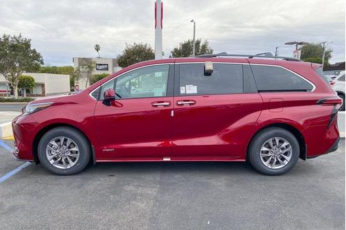 2025 Toyota Sienna XLE