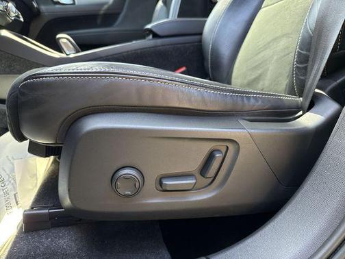 Onyx Black Metallic 2020 Volvo XC40 T5 R-Design