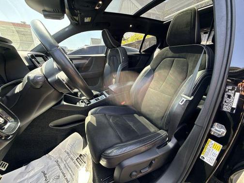 Onyx Black Metallic 2020 Volvo XC40 T5 R-Design