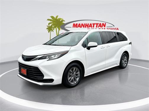 2023 Toyota Sienna LE