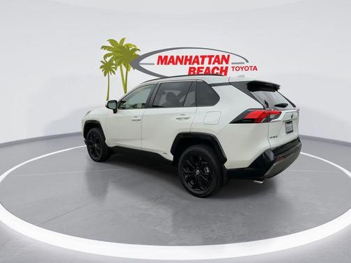 Blizzard Pearl 2022 Toyota RAV4 Hybrid SE