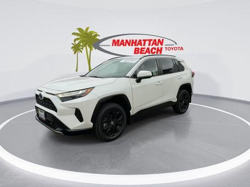 Blizzard Pearl 2022 Toyota RAV4 Hybrid SE