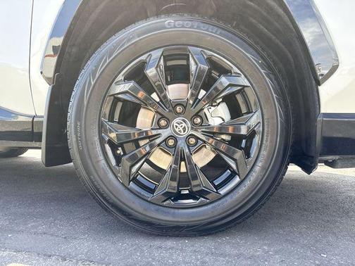 Blizzard Pearl 2022 Toyota RAV4 Hybrid SE