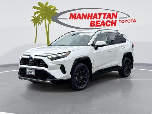 Blizzard Pearl 2022 Toyota RAV4 Hybrid SE
