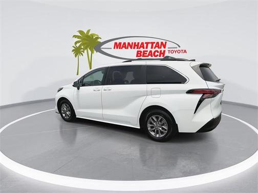 2022 Toyota Sienna LE