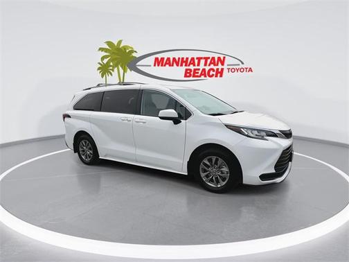 2022 Toyota Sienna LE