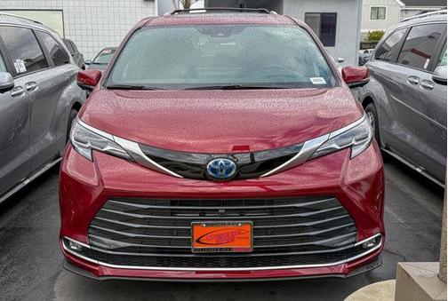 2025 Toyota Sienna Platinum