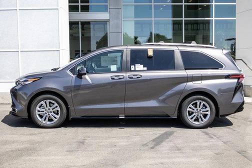 2025 Toyota Sienna Platinum