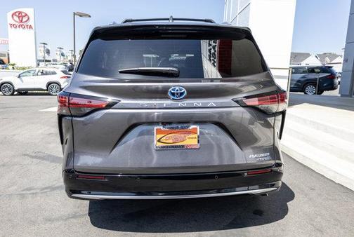 2025 Toyota Sienna Platinum
