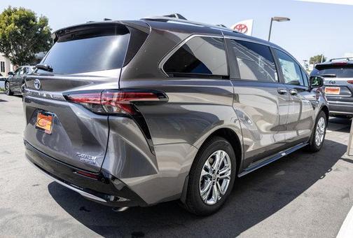 2025 Toyota Sienna Platinum