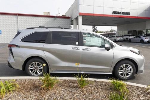 2025 Toyota Sienna XLE