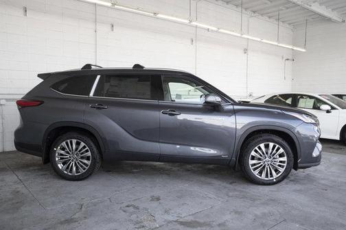 2025 Toyota Highlander Hybrid Platinum