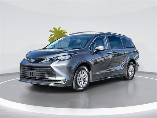2025 Toyota Sienna XLE 8 Passenger