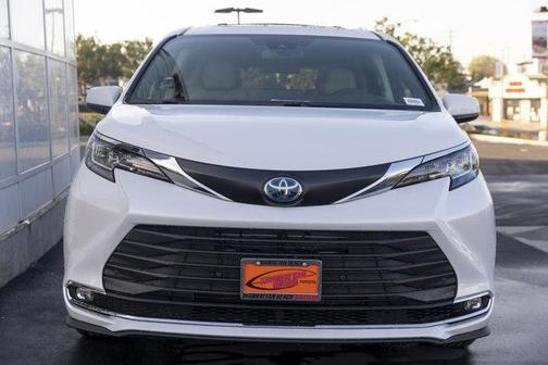 2025 Toyota Sienna XLE 8 Passenger