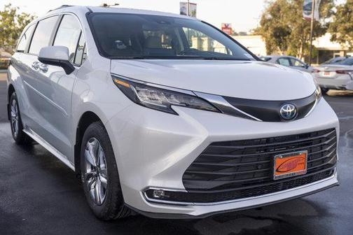 2025 Toyota Sienna XLE 8 Passenger