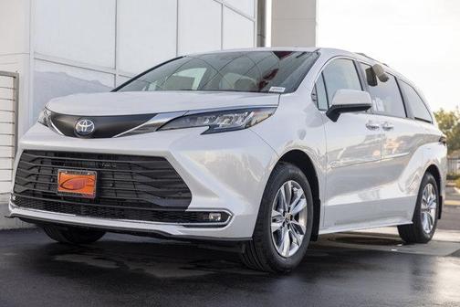 2025 Toyota Sienna XLE 8 Passenger
