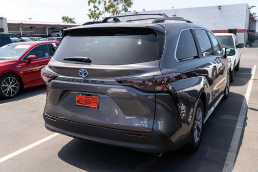 2025 Toyota Sienna LE