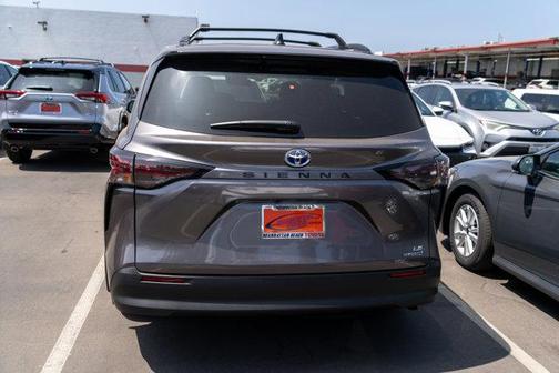 2025 Toyota Sienna LE