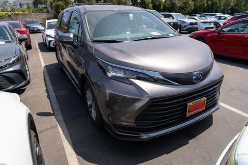 2025 Toyota Sienna LE