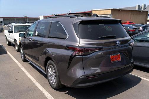 2025 Toyota Sienna LE