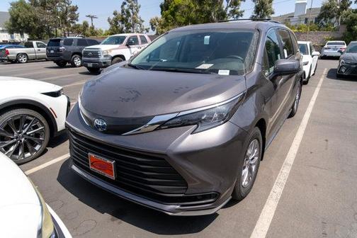 2025 Toyota Sienna LE