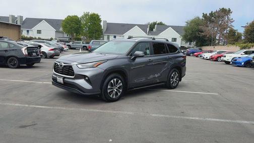 Magnetic Gray Metallic 2023 Toyota Highlander XLE