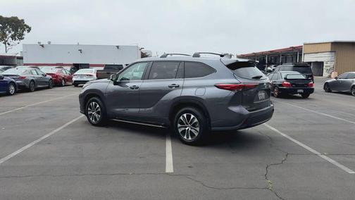 Magnetic Gray Metallic 2023 Toyota Highlander XLE