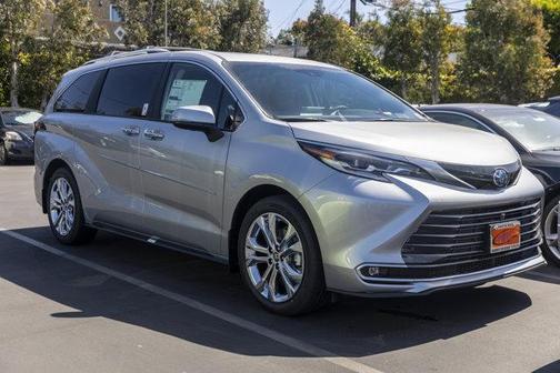 2025 Toyota Sienna Platinum