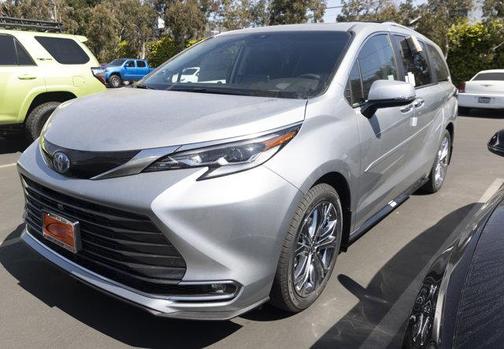 2025 Toyota Sienna Platinum