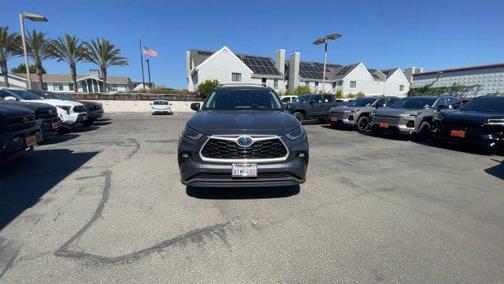 Magnetic Gray Metallic 2021 Toyota Highlander Hybrid XLE