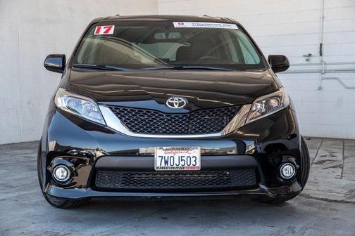 Midnight Black Metallic 2017 Toyota Sienna SE