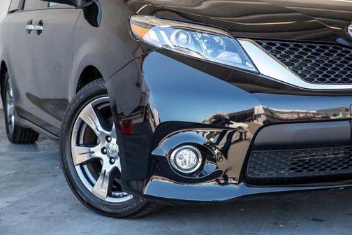 Midnight Black Metallic 2017 Toyota Sienna SE