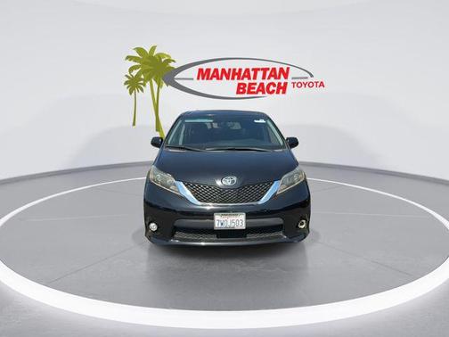 Midnight Black Metallic 2017 Toyota Sienna SE