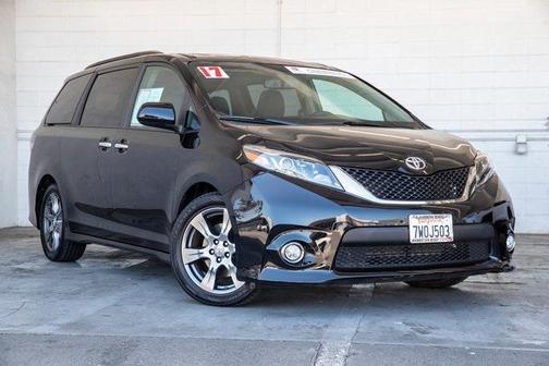 Midnight Black Metallic 2017 Toyota Sienna SE
