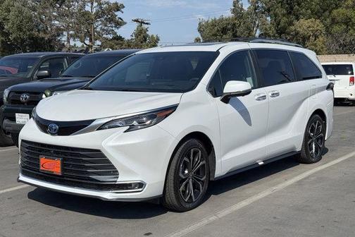 2025 Toyota Sienna Platinum