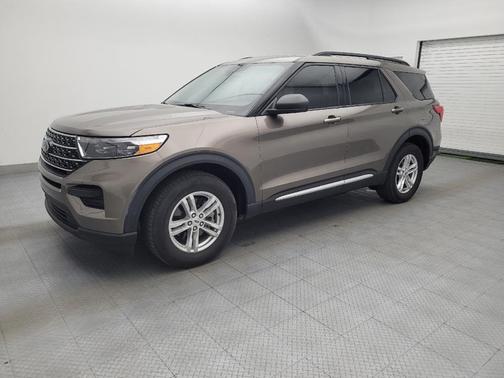 Stone Gray Metallic 2021 Ford Explorer XLT