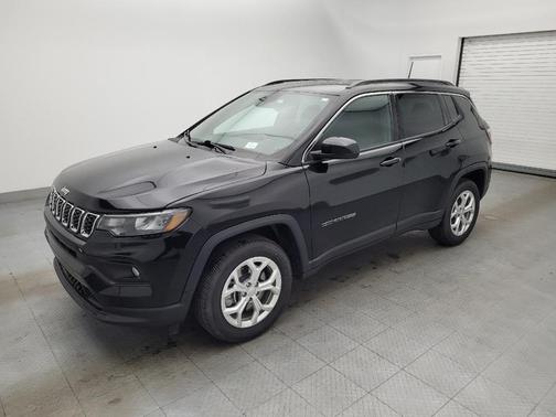 Diamond Black Crystal Pearlcoat 2024 Jeep Compass Latitude
