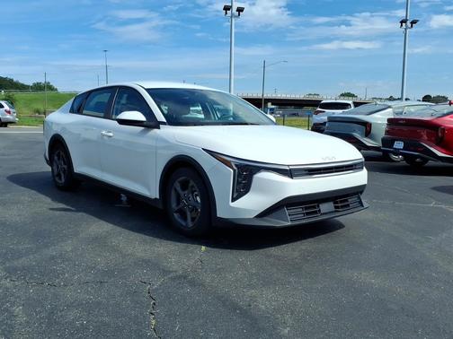 Snow White Pearl 2025 Kia K4 LXS