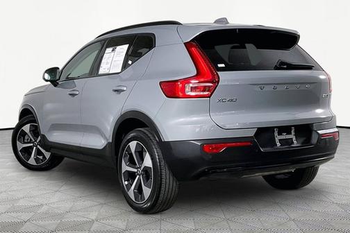 Vapour Gray Metallic 2025 Volvo XC40 Plus Dark Theme