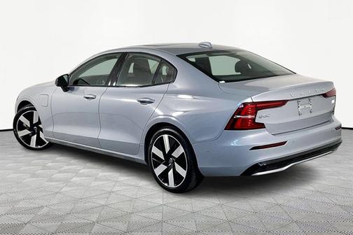 2024 Volvo S60 Recharge Plug-In Hybrid Ultimate Dark Theme