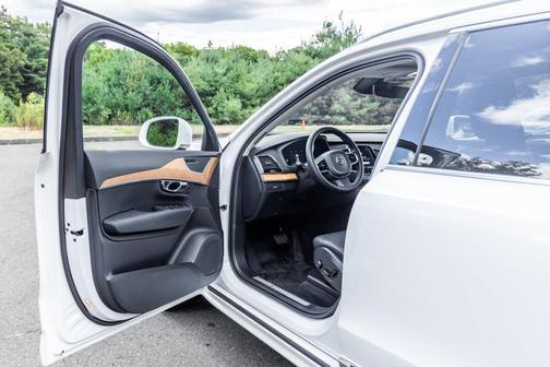 Crystal White 2025 Volvo XC90 B5 Plus