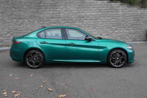 Verde 2025 Alfa Romeo Giulia INTENSA