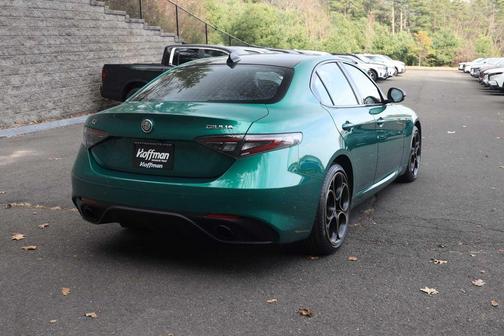 Verde 2025 Alfa Romeo Giulia INTENSA