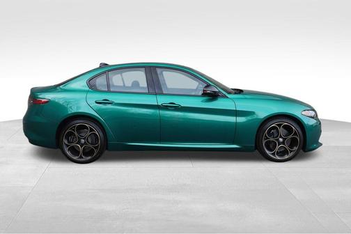 Verde 2025 Alfa Romeo Giulia INTENSA