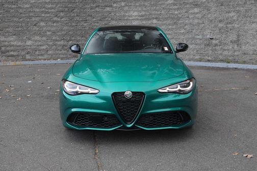 Verde 2025 Alfa Romeo Giulia INTENSA