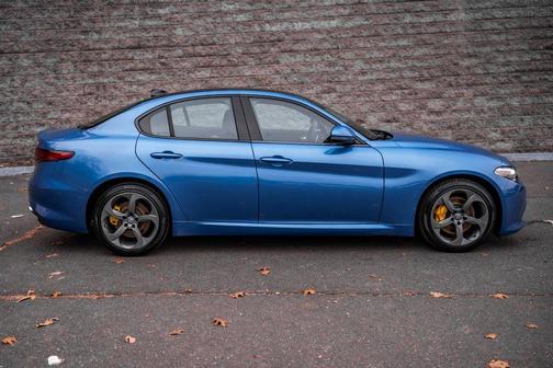 Verde 2025 Alfa Romeo Giulia INTENSA