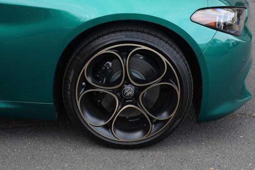 Verde 2025 Alfa Romeo Giulia INTENSA